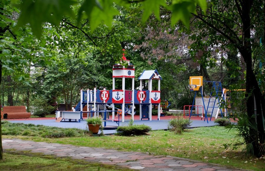 Игровой городок для детей в дендропарке пансионата — фото 6