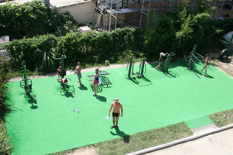 Уличные тренажёры на спортивной площадке пансионата — фото 8